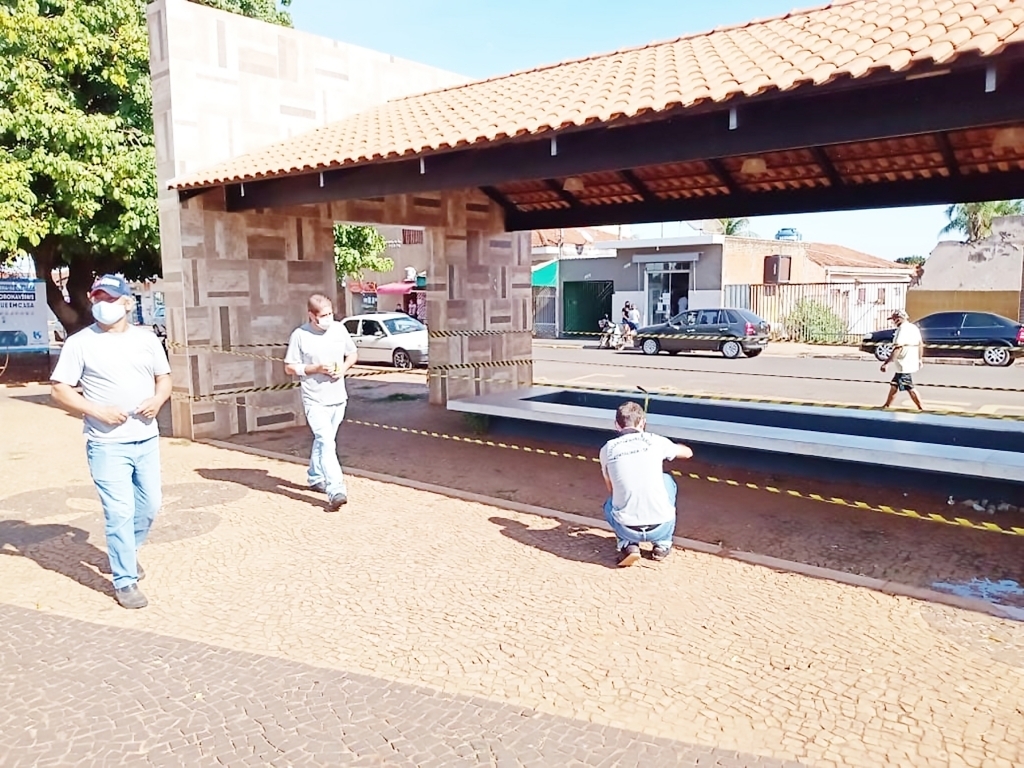 Equipe da Vigilância Municipal interditando a rodoviária