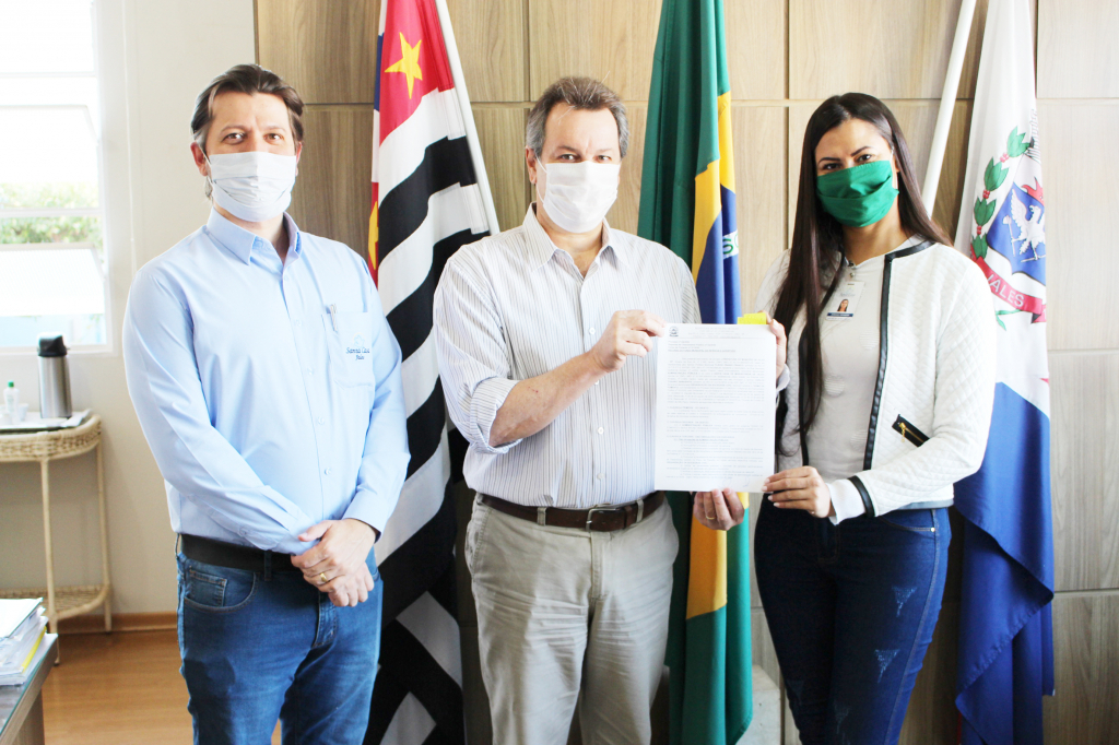 O prefeito Flá com o administrador hospitalar Rafael Carnaz Prado e a responsável pelo setor de captação de recursos da Santa Casa, Josiane Custódio