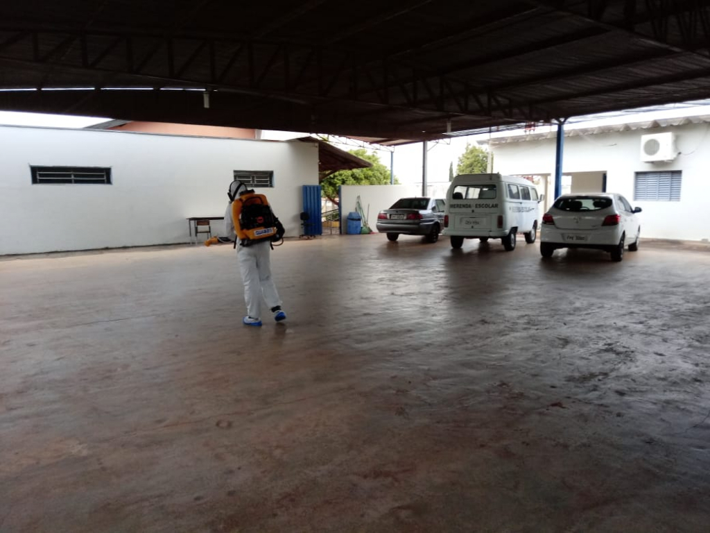 A equipe sanitizou as instalações da Prefeitura Municipal