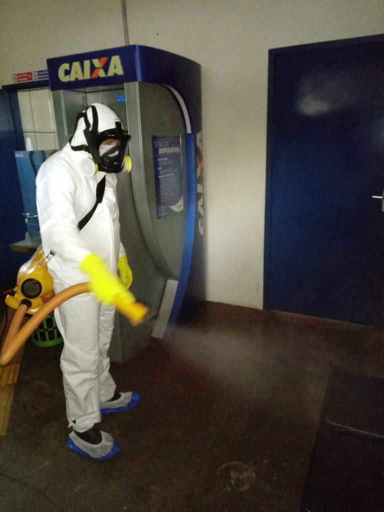 A equipe sanitizou as instalações da Prefeitura Municipal