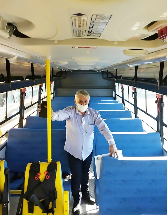 O prefeito Vanderci Novelli, o Tuquinha, com o novo ônibus, recebido na semana passada