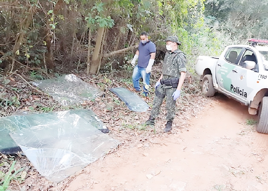 O engenheiro ambiental Matheus Robete com o policial ambiental, o 1º Sargento PM Edvaldo Boneto