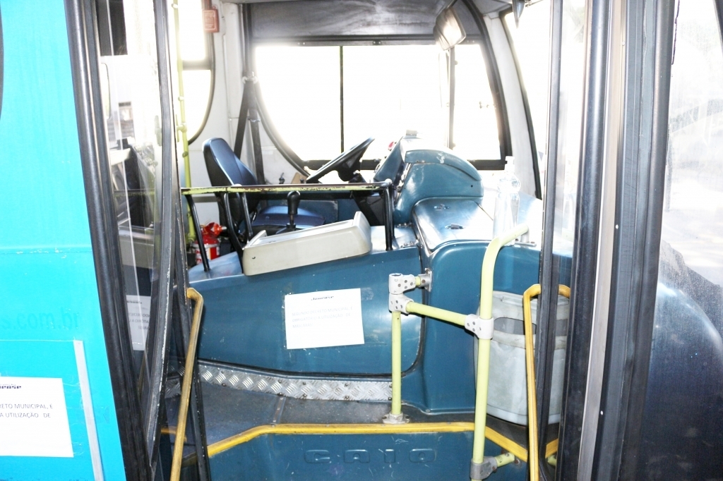 A empresa está disponibilizando álcool gel na entrada dos ônibus e orientação com relação ao uso obrigatório uso de máscara