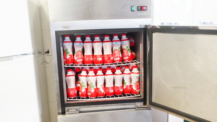 Alimentos como coxa e sobrecoxa e iogurte com polpa de fruta também foram fornecidos