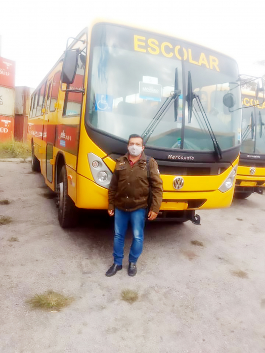 O motorista Edson Rocha junto ao veículo