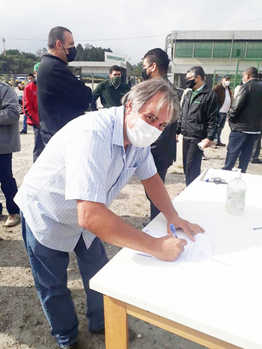 O prefeito Leandro Polarini durante a entrega dos veículos em São Bernardo do Campo