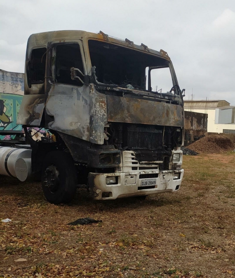Cabine do caminhão ficou completamente destruída