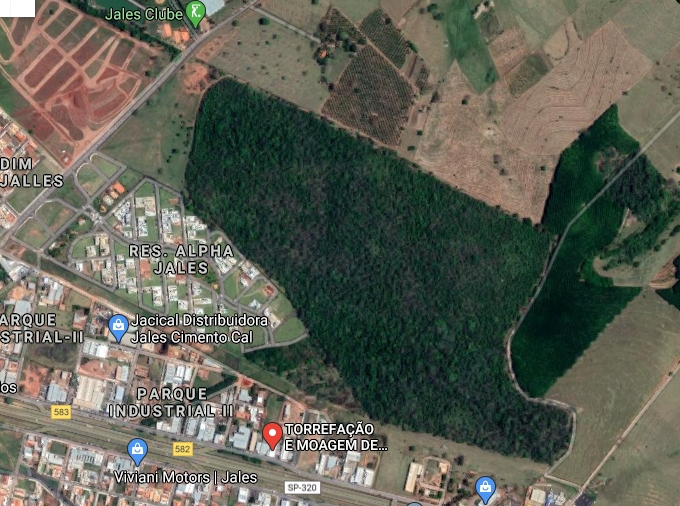A grande área verde, localizada próxima ao foco do incêndio