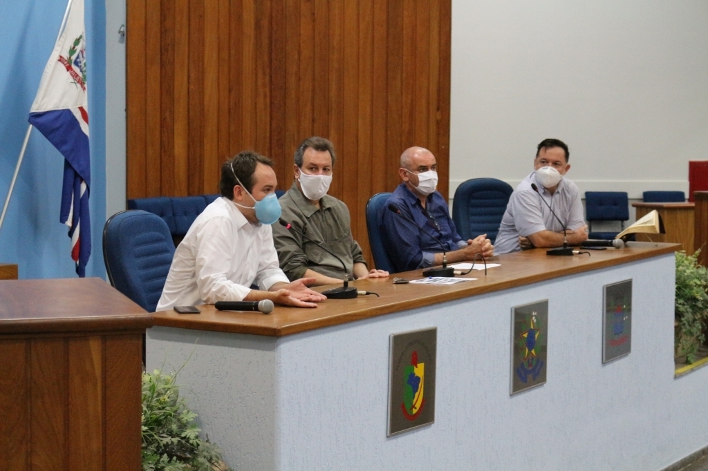 O médico Infectologista, Maurício Favaleça, os prefeitos de Jales e de Santa Fé do Sul, Flá e Ademir Maschio e o secretário municipal de Saúde de Fernandópolis, Ivan Veronesi, comandaram a reunião
