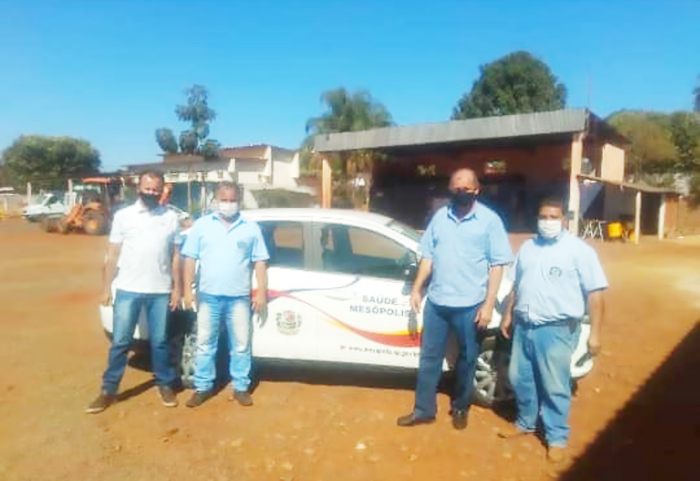 Carro para uso da saúde, resultado da emenda do deputado estadual Paulo Correia, a pedido dos vereadores Denilson Bortolozo e Luizinho. Na foto, o vice-prefeito Celso Garcia, o prefeito Leandro Polarini, vereadores Denilson e Luizinho