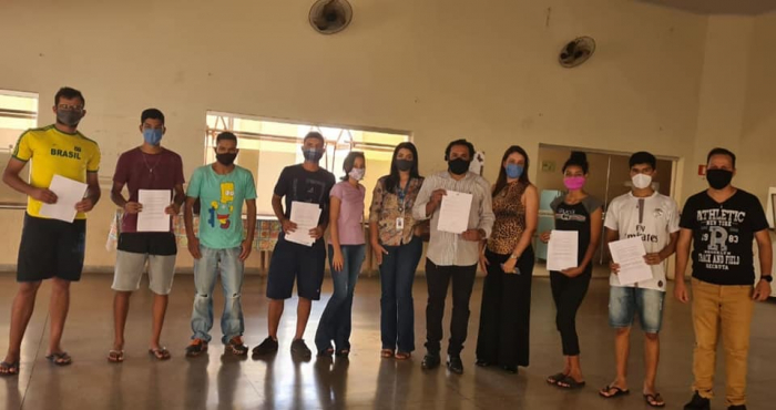 Santa Salete assina contrato com adolescentes do Jovem Aprendiz