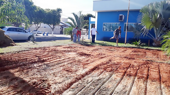 O futuro quiosque está sendo construído ao lado do Banco do Povo
