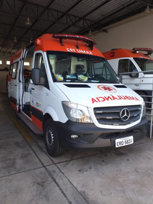 Medidas são seguidas durante o período de pandemia da COVID-19. O atendimento é feito em uma ambulância específica para o transporte de pacientes confirmados e com suspeita da doença