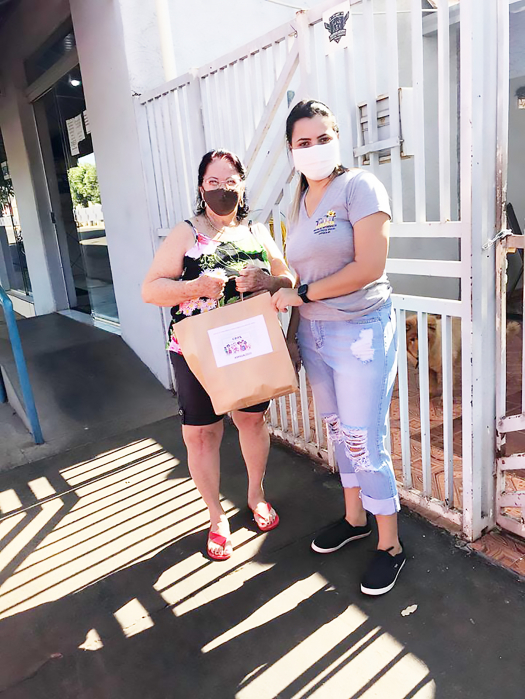 Equipe do CRAS distribuindo os kits, seguindo as orientações da saúde