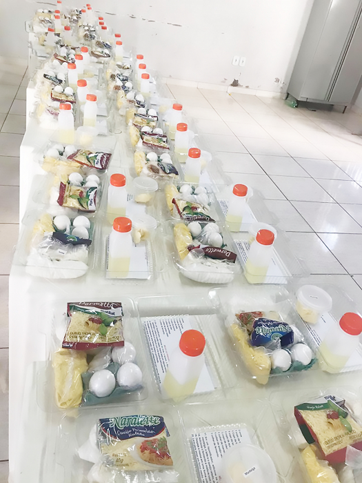 Os kits de bolo foram separados devidamente para que as famílias pudessem prepara-los no conforto de seus lares