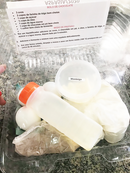 Na bandeja, ingredientes do bolo e seu modo de preparo