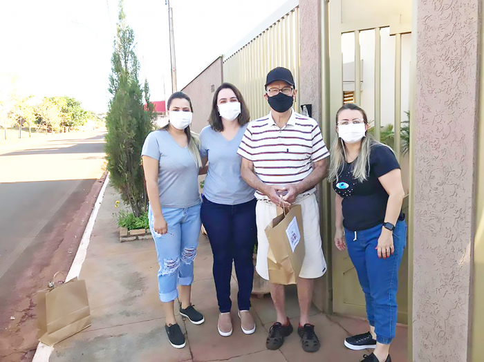 Equipe do CRAS distribuindo os kits, seguindo as orientações da saúde