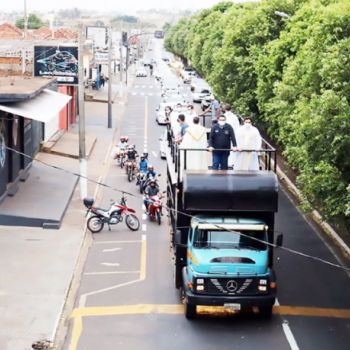 A carreata prosseguiu por várias ruas e avenidas da cidade