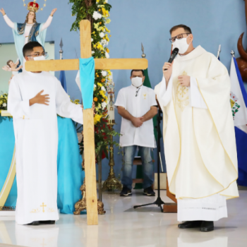 Cruz trazida por romeiros de Urânia, que saíram de madrugada do município e chegaram por volta do meio-dia em Jales