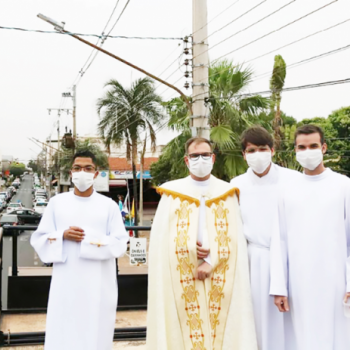 Seminaristas junto ao padre Valdair