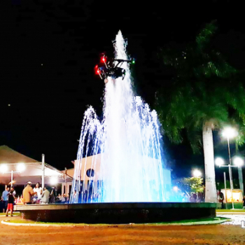 A bela fonte encanta quem passa pelo local