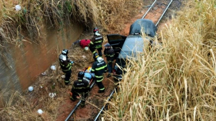 Policial aposentado morre após carro cair em linha férrea