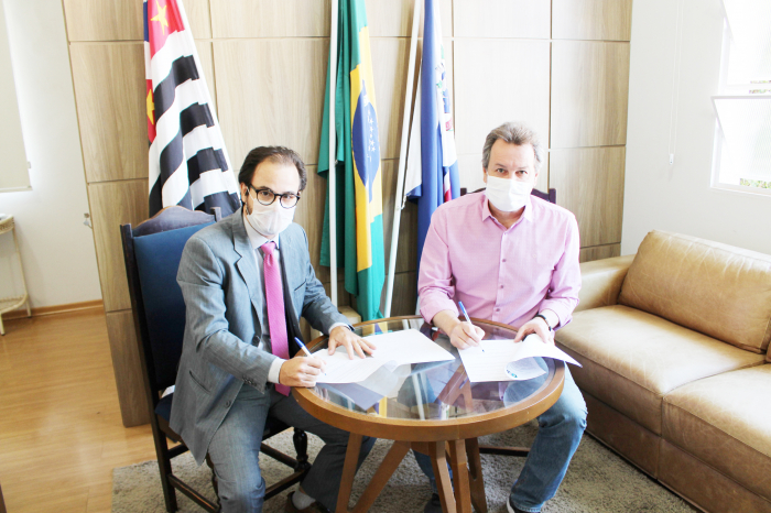 O prefeito Flá, assinou e o Defensor público federal Dr. Ricardo Kifer Amorim assinaram convênio que vai viabilizar a instalação de um posto de atendimento em Jales