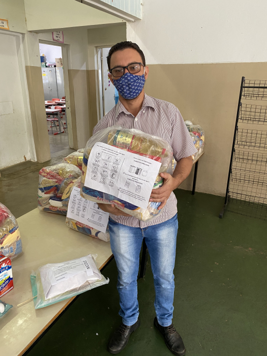 Pais ou responsáveis que realizaram o cadastro receberam, pelo terceiro mês consecutivo, a cesta de alimentos entregue durante o período de pandemia