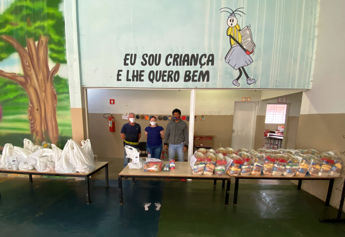A diretora Patrícia Gazzola Fernandes e os servidores Sidnei e Alan receberam os pais e responsáveis da escola Alberto Gandur