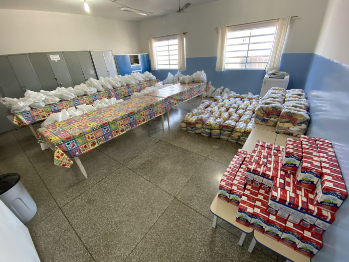 Os kits merenda contendo alimentos, frutas e legumes foram entregues pela Prefeitura de Jales em todas as escolas municipais