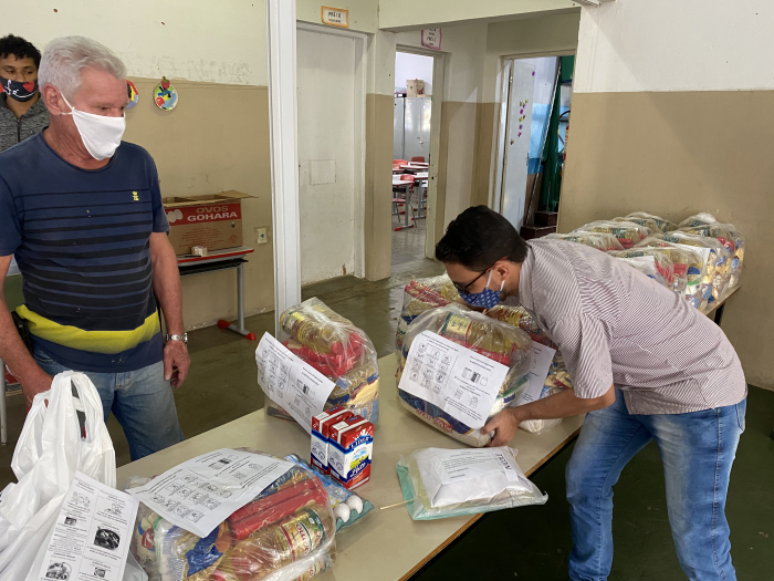 Os kits merenda contendo alimentos, frutas e legumes foram entregues pela Prefeitura de Jales em todas as escolas municipais
