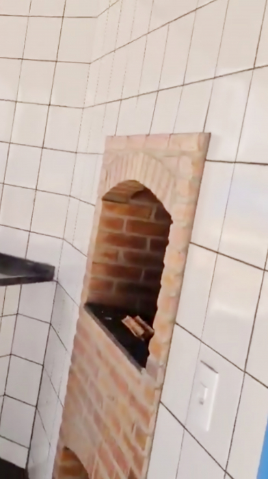 Além da churrasqueira de tijolos à vista, as cerâmicas colocadas nas paredes do quiosque dão a sensação de claridade e inovação ao local
