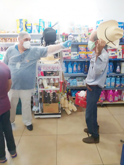 Os agentes também vistoriaram frequentadores do supermercado