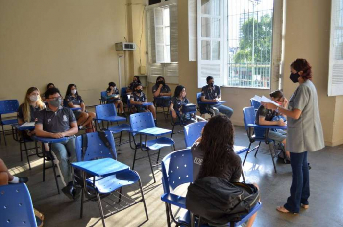 Simulação calcula que até 46% de alunos podem ser infectados dois meses após volta às aulas