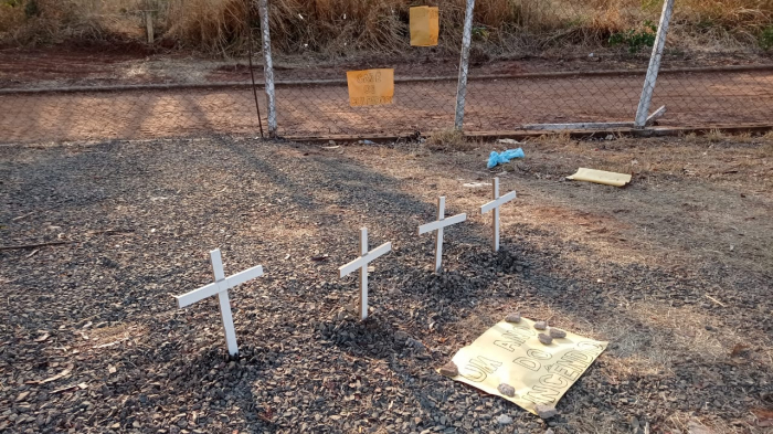 Cruzes foram cravadas no solo do Bosque Municipal Aristóphano Brasileiro de Souza