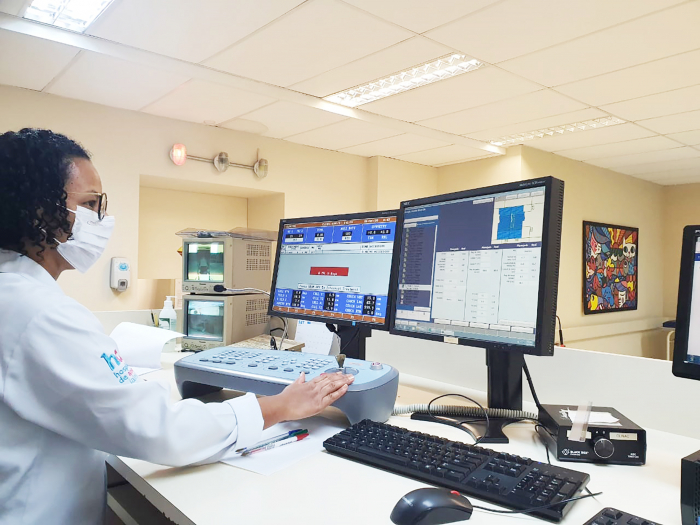 Técnica operando a máquina para o tratamento do paciente