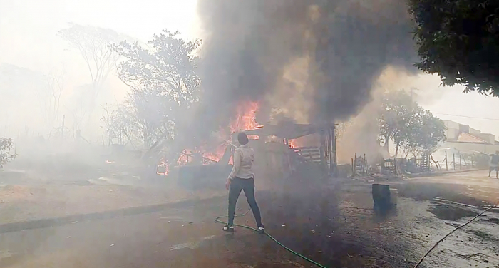 Incêndio com grande proporção destrói vegetação e mobiliza moradores de bairro em Jales