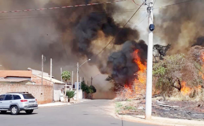A fumaça pode ser vista por diversos pontos da cidade