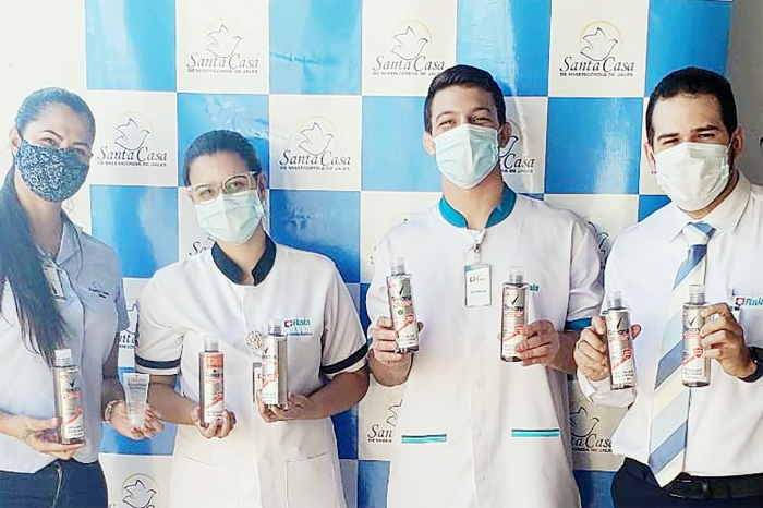 Santa Casa de Jales recebe doações de álcool em gel de campanha realizada por drogaria