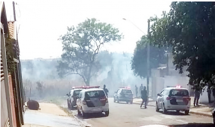 Polícia prende homem colocando fogo em pastagem na cidade