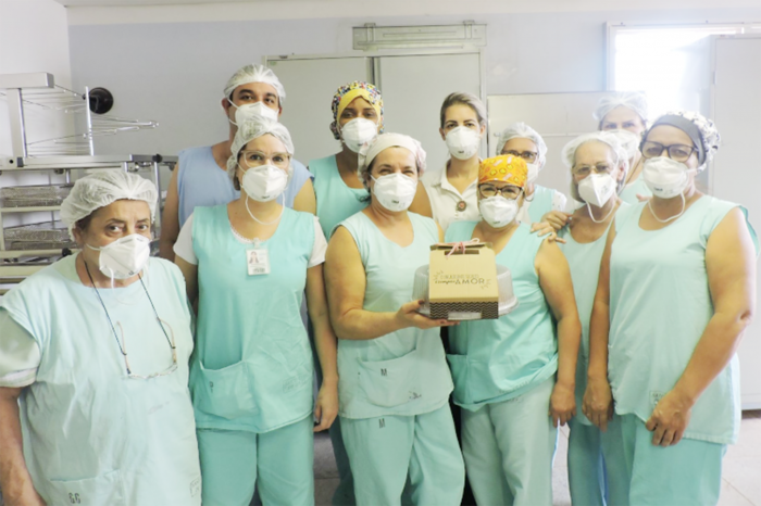 Colaboradores da Santa Casa de Jales recebem bolos do projeto “Compartilhando Fatias”