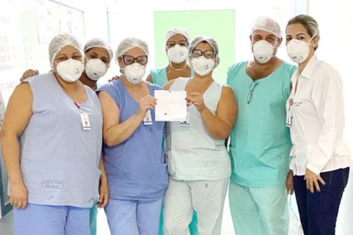 Colaboradores da Santa Casa de Misericórdia de Jales recebem cartas de alunos de escola Municipal de Jales