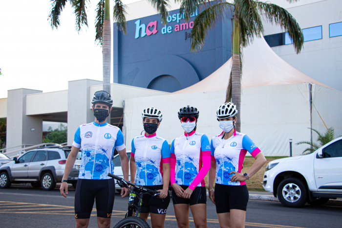 Equipe que pedalou ao lado de Juliana até Barretos