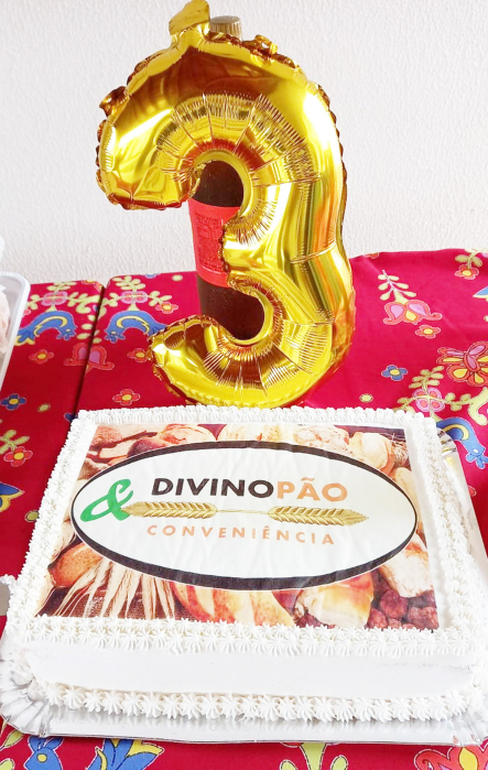 O bolo de aniversário, feito pela equipe da DivinoPão