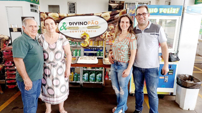 Seu Divino, a esposa Dona Lourdes, A filha Wania e o genro César