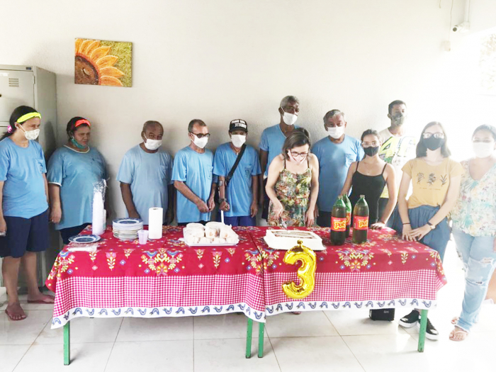O momento do corte do bolo, realizado pela coordenadora da Casa do Migrante de Jales, Sirlei Barrientos Marcelino