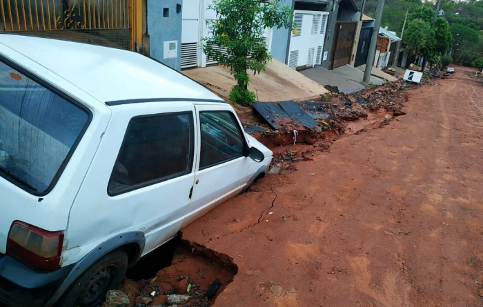 Carro “engolido” por buraco no Jardim do Bosque