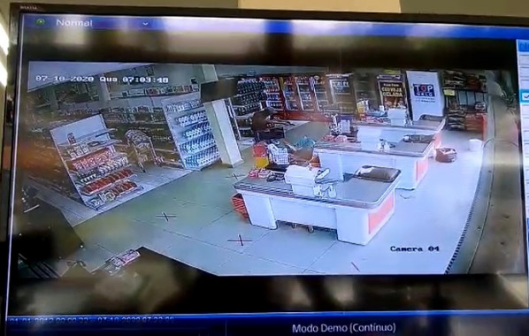 Imagens de câmeras de segurança flagraram a ação - Foto: Reprodução