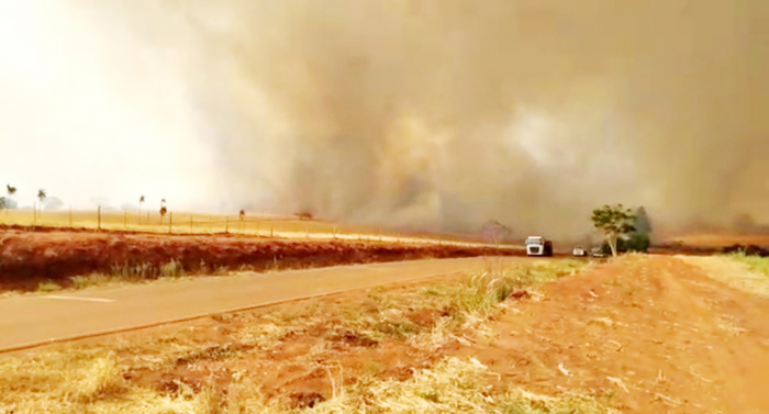 Enorme nuvem de fumaça foi causada por queimada em Paranapuã — Foto: Arquivo Pessoal