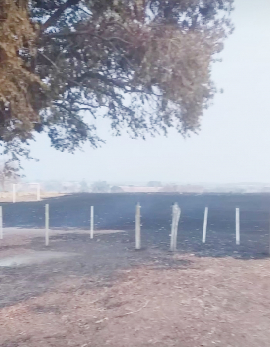 O campo de futebol do bairro foi totalmente destruído